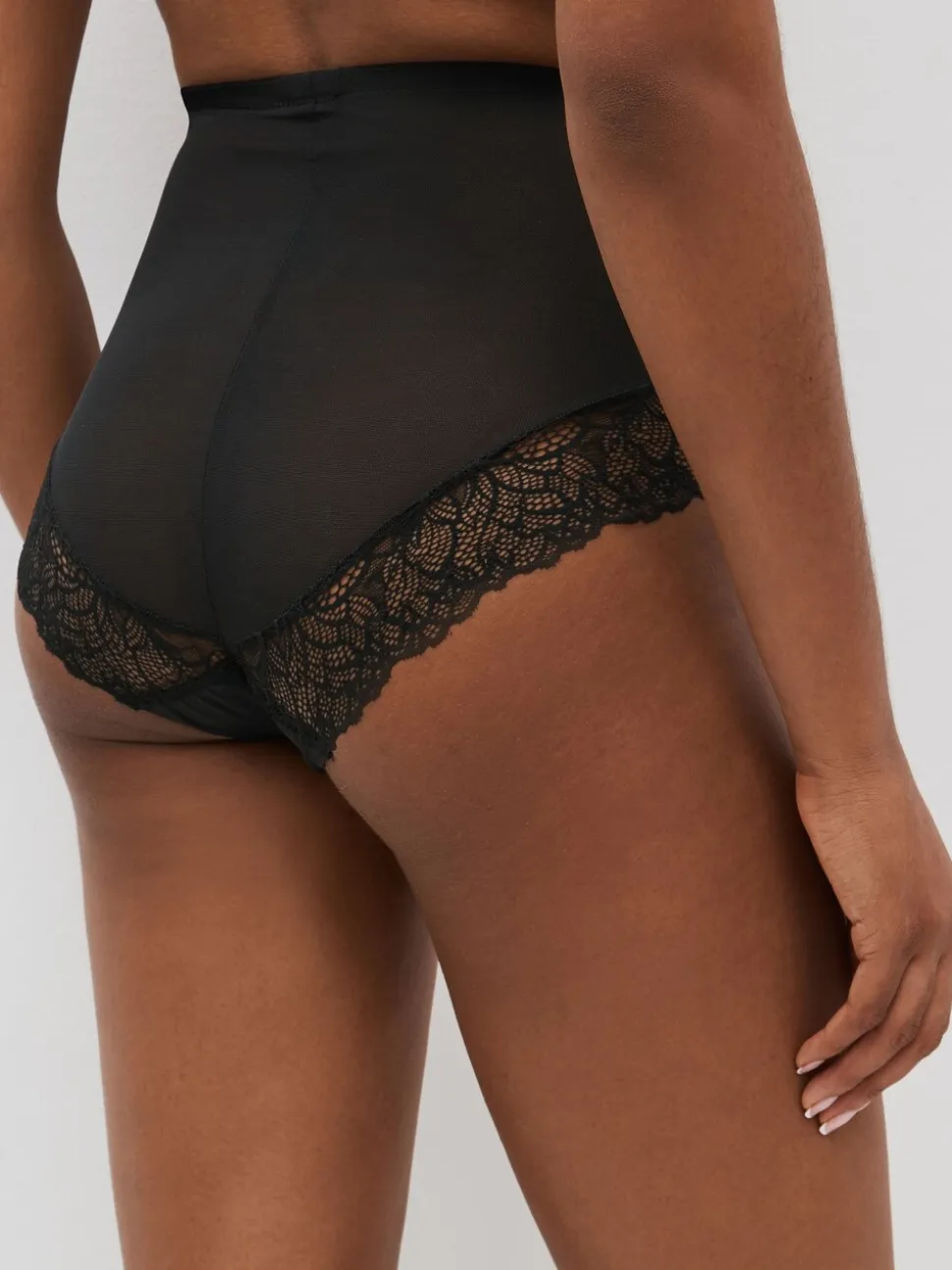Zwart - Vormende slip met stevige buikcorrectie