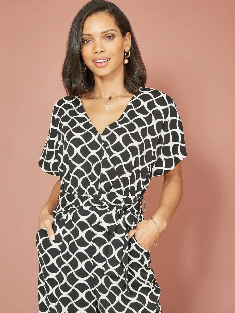 Zwart - Yumi jumpsuit met overslag en geometrische print