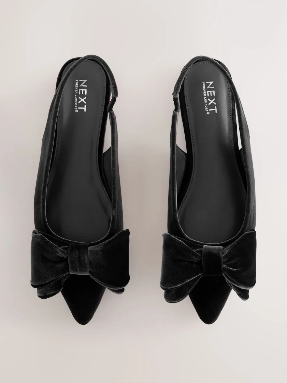 Zwart fluweel - Forever Comfort® ballerina's met strik, spitse neus en hielbandje