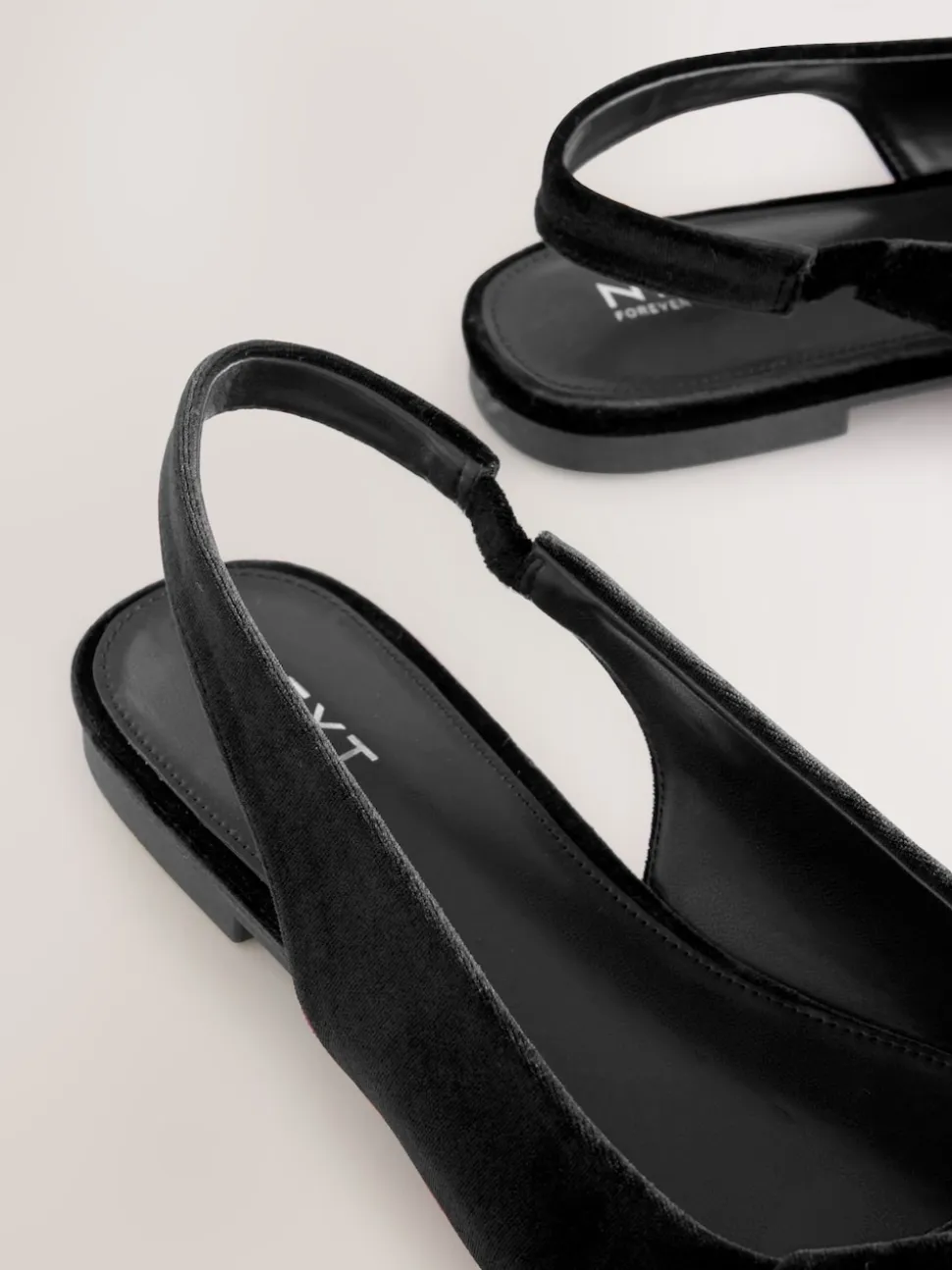Zwart fluweel - Forever Comfort® ballerina's met strik, spitse neus en hielbandje