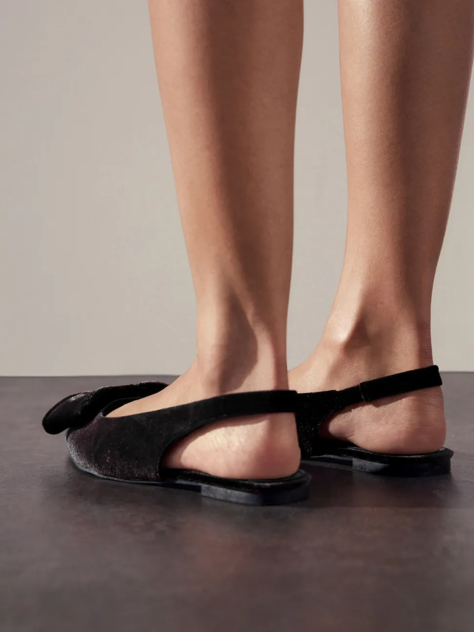 Zwart fluweel - Forever Comfort® ballerina's met strik, spitse neus en hielbandje