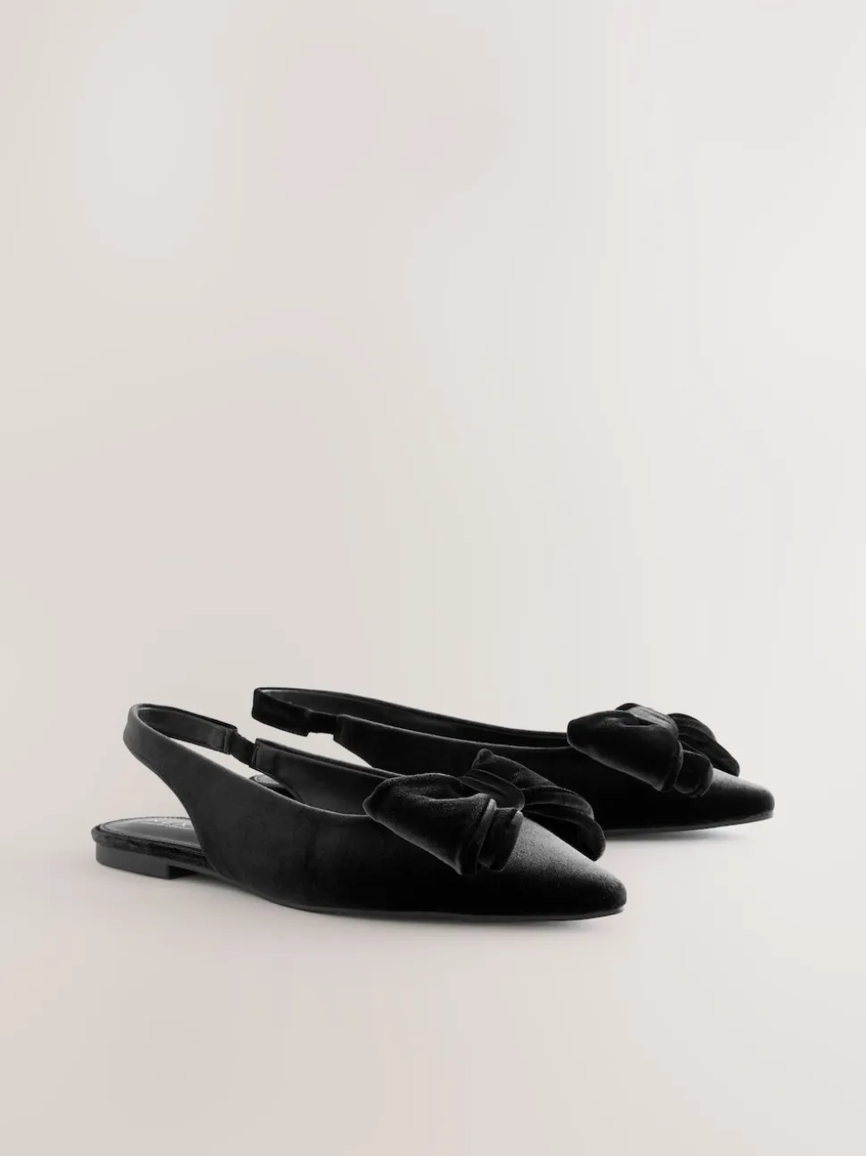 Zwart fluweel - Forever Comfort® ballerina's met strik, spitse neus en hielbandje