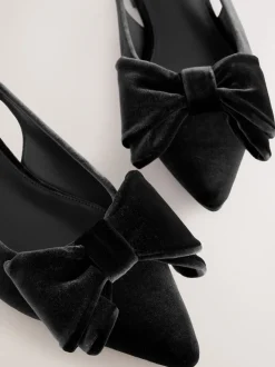 Zwart fluweel - Forever Comfort® ballerina's met strik, spitse neus en hielbandje