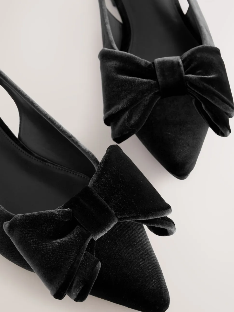 Zwart fluweel - Forever Comfort® ballerina's met strik, spitse neus en hielbandje