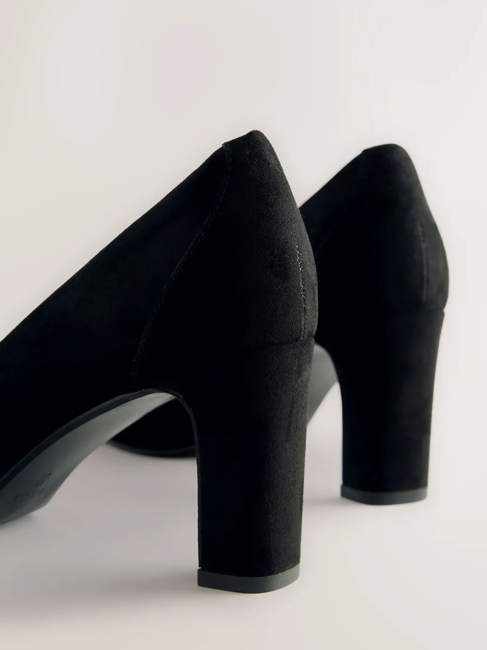 Zwart imitatiesuède - Forever Comfort® Round Toe Block Court Heels