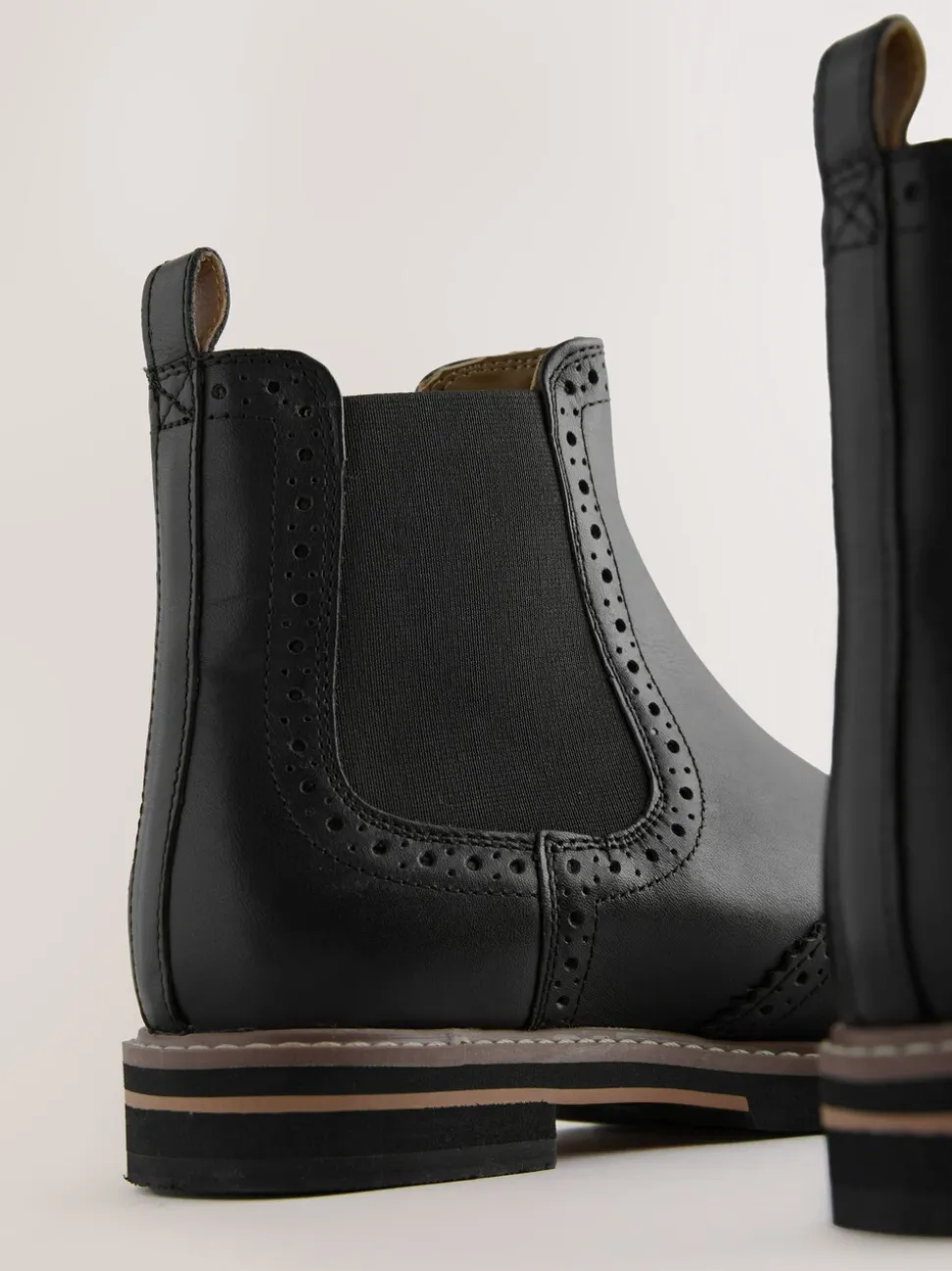 Zwart leer - Forever Comfort® Brogue Detail Chelsea Boots