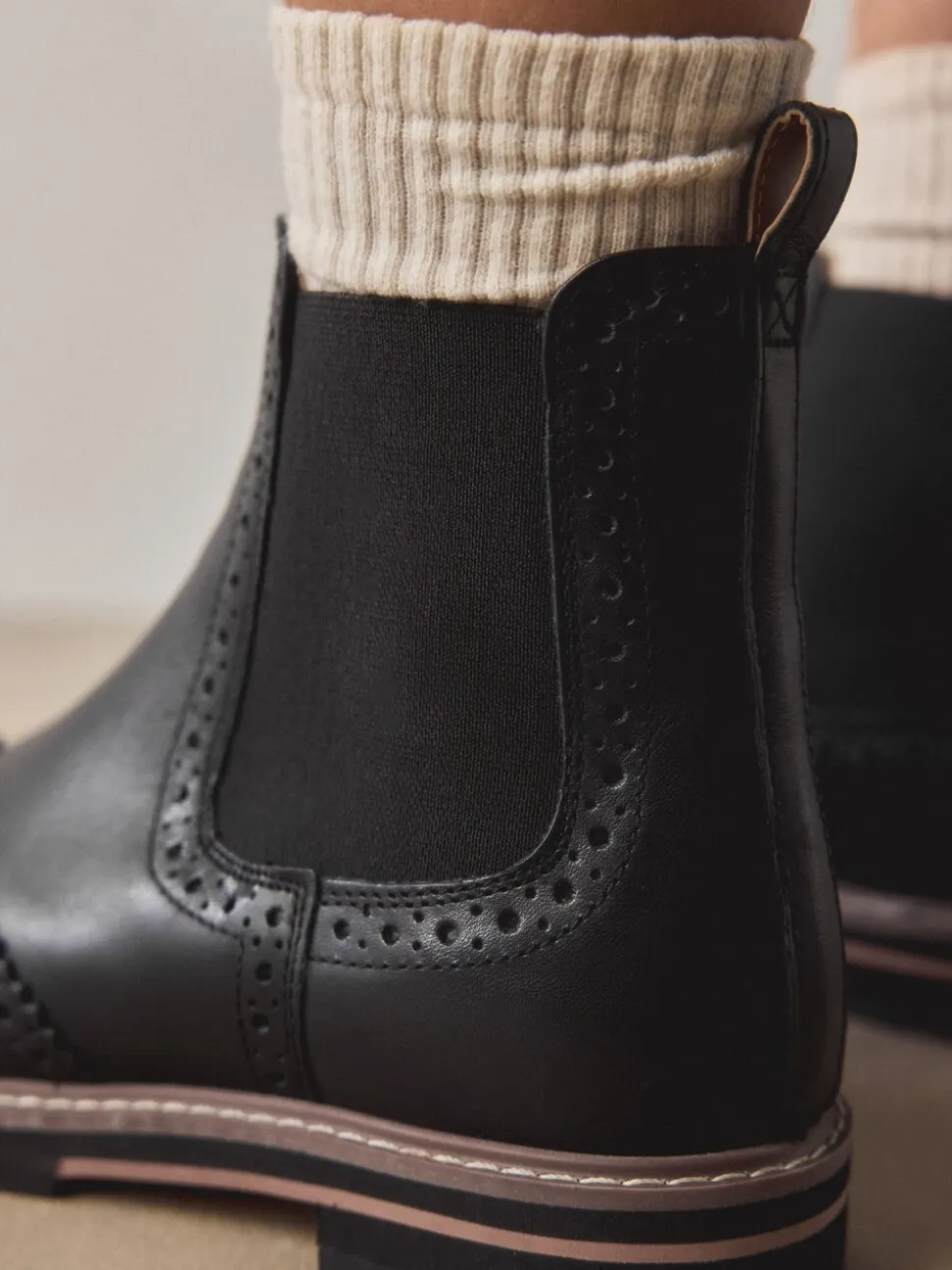 Zwart leer - Forever Comfort® Brogue Detail Chelsea Boots