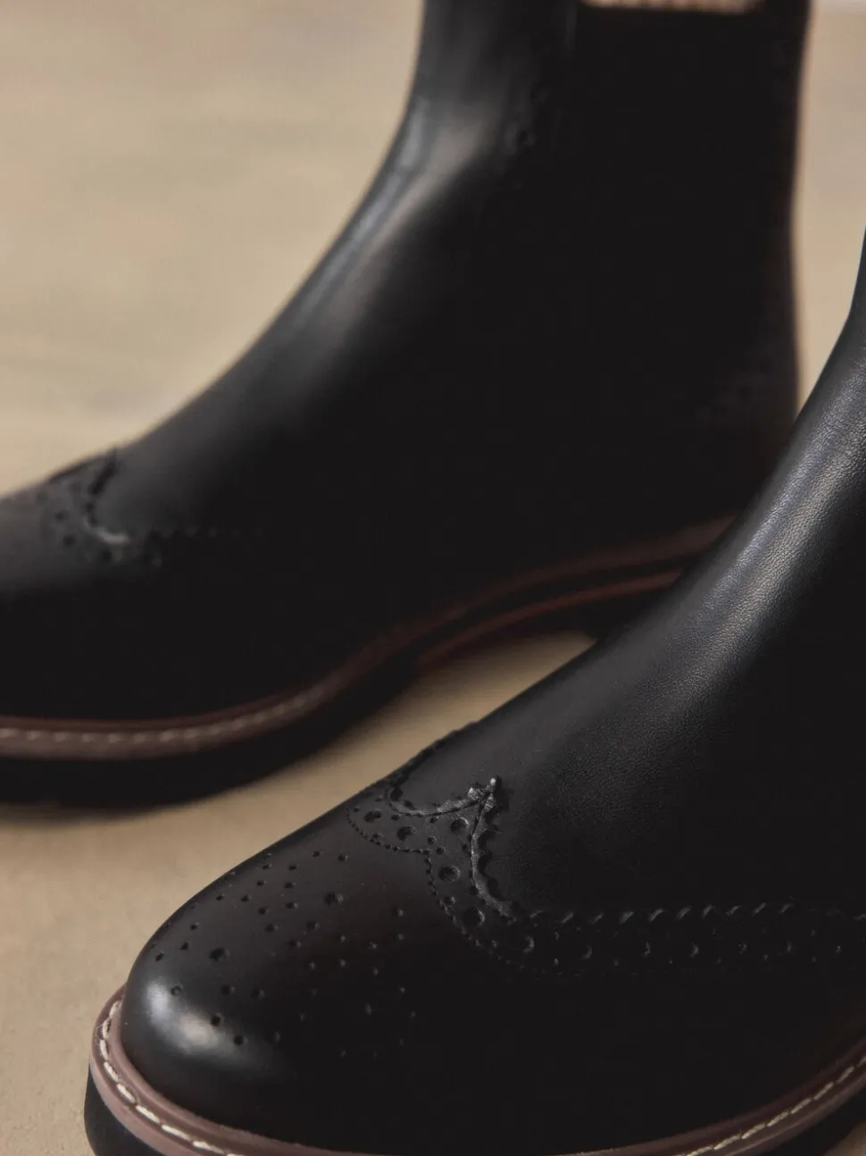 Zwart leer - Forever Comfort® Brogue Detail Chelsea Boots