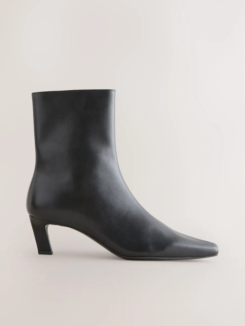 Zwart leer - Forever Comfort® enkellaarsjes met hak en spitse neus
