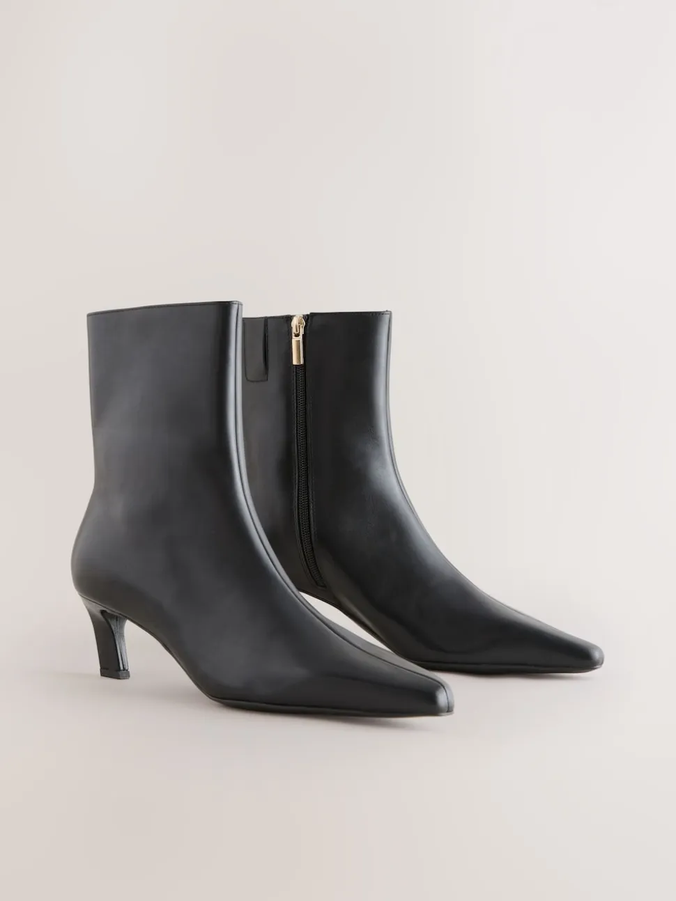 Zwart leer - Forever Comfort® enkellaarsjes met hak en spitse neus