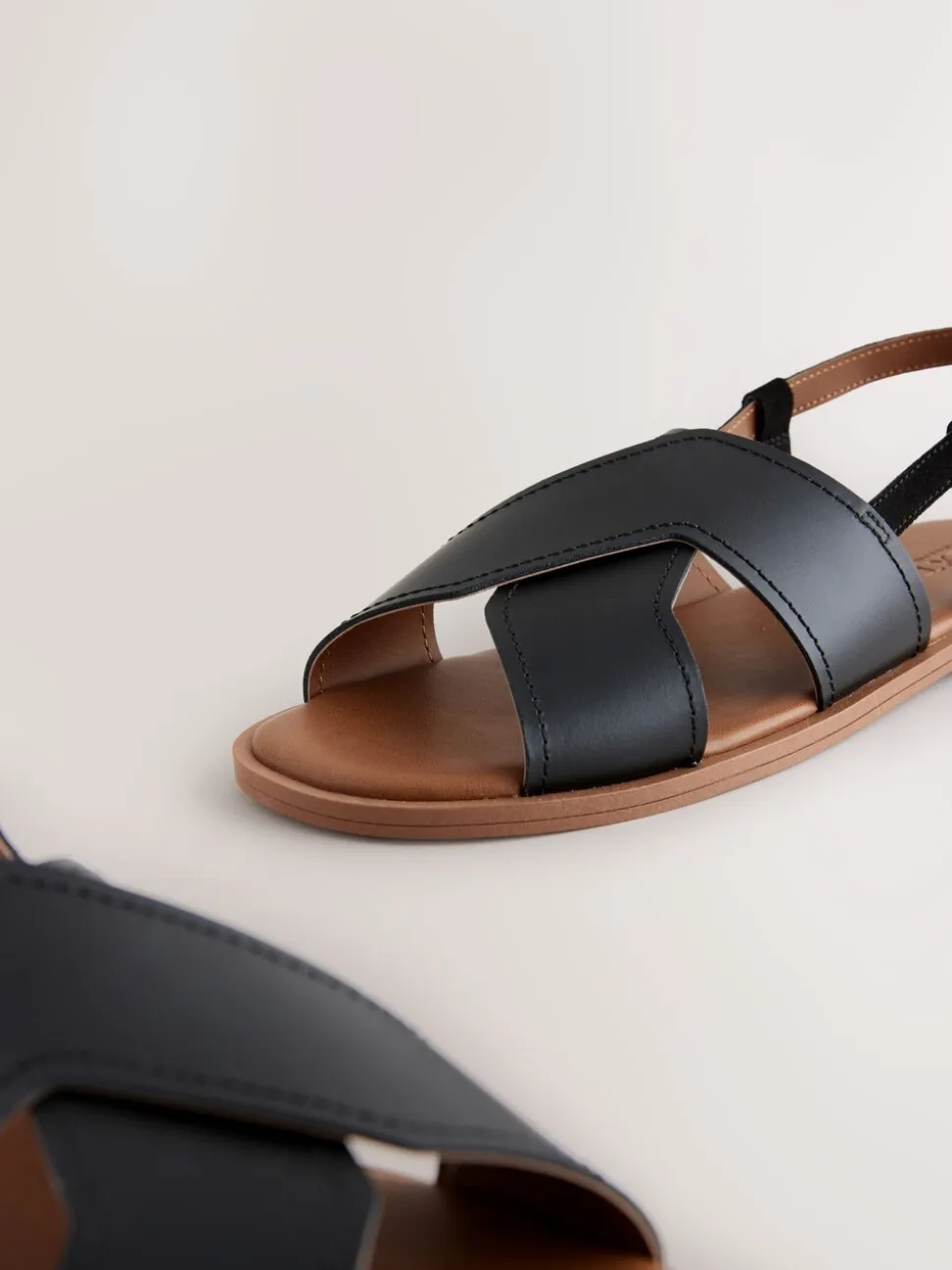 Zwart leer - Gestikte sandalen met hielbandje