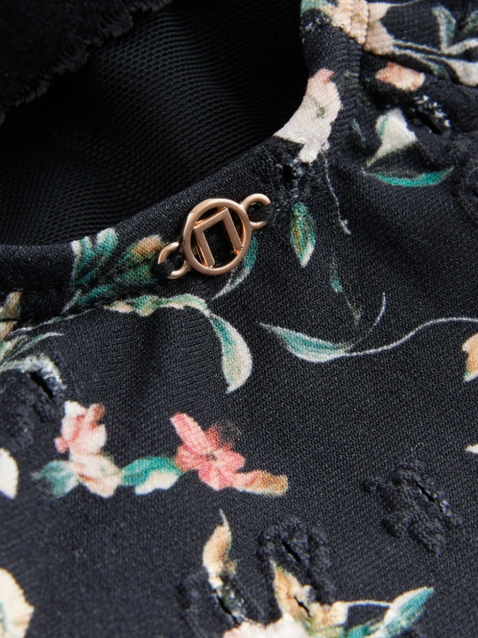 Zwart met broderie en fijne print - Badpak met vormgevende zijrimpeling en buikcorrectie