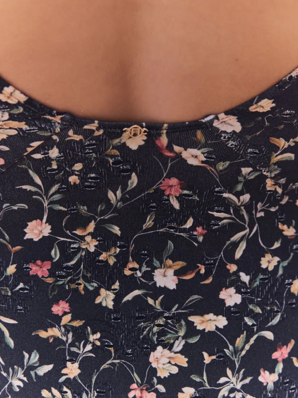 Zwart met broderie en fijne print - Badpak met vormgevende zijrimpeling en buikcorrectie
