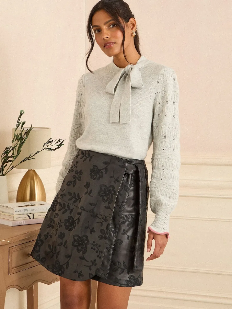 Zwart met geborduurde bloemen - Love & Roses Faux Leather Wrap Mini Skirt