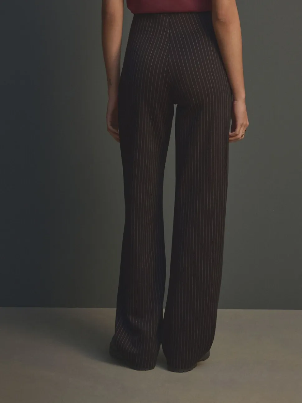 Zwart met krijtstreep - Smoothing Ponte Jersey Broek met Wijde Pijpen