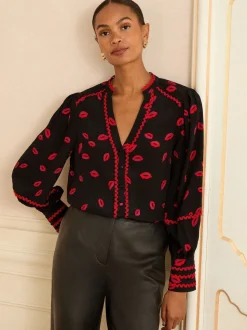 Zwart met lippenprint - Love & Roses blouse met lange mouwen en inkeping