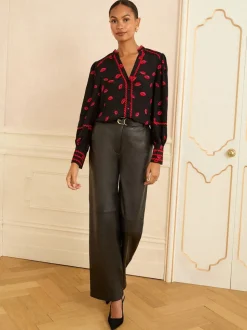 Zwart met lippenprint - Love & Roses blouse met lange mouwen en inkeping