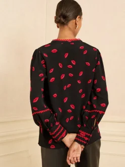 Zwart met lippenprint - Love & Roses blouse met lange mouwen en inkeping