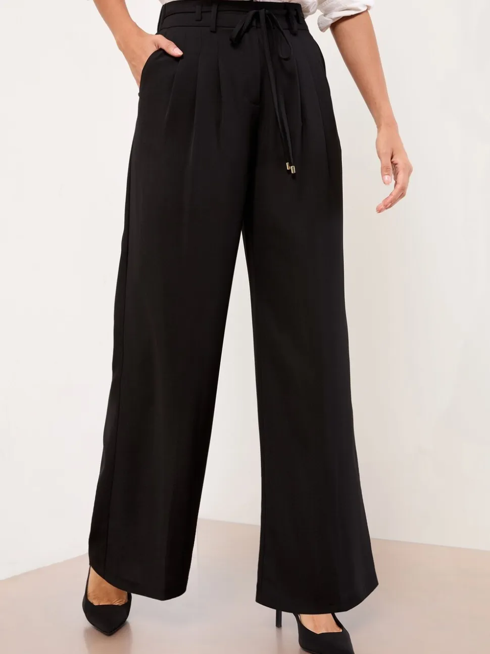 Zwart met riem - Wijduitlopende Lipsy broek