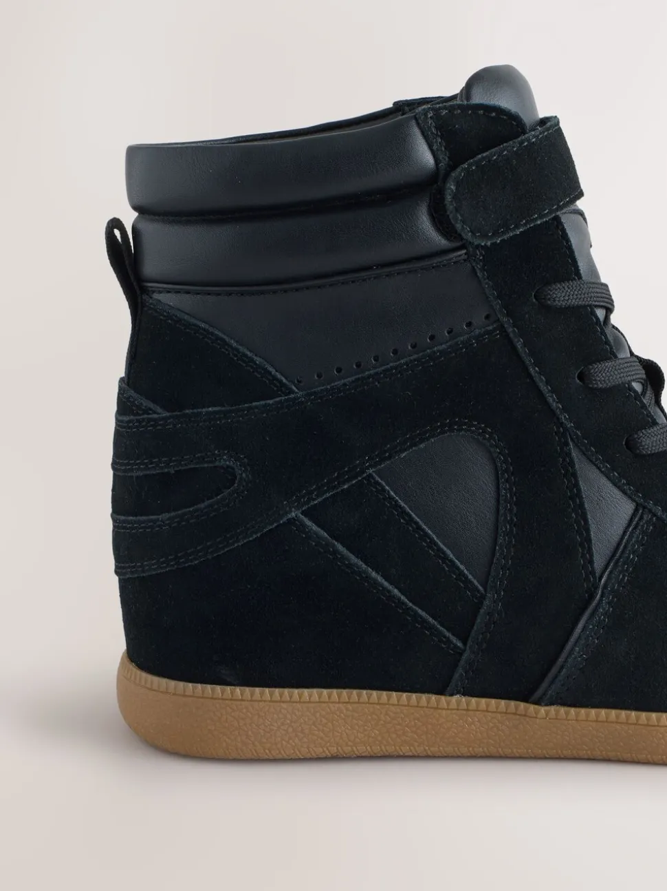 Zwart suède - Forever Comfort® sneakers met sleehak en veters