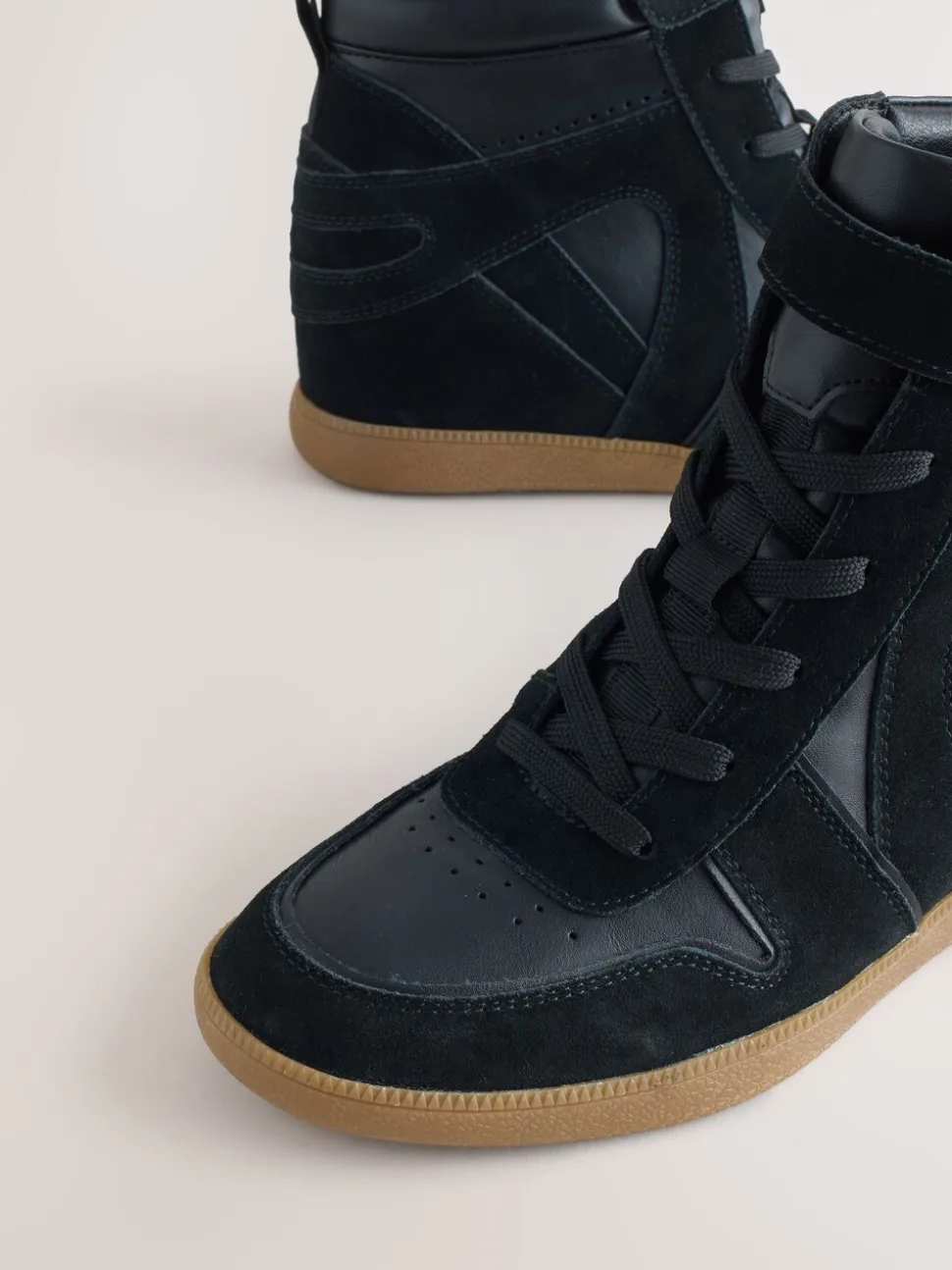 Zwart suède - Forever Comfort® sneakers met sleehak en veters