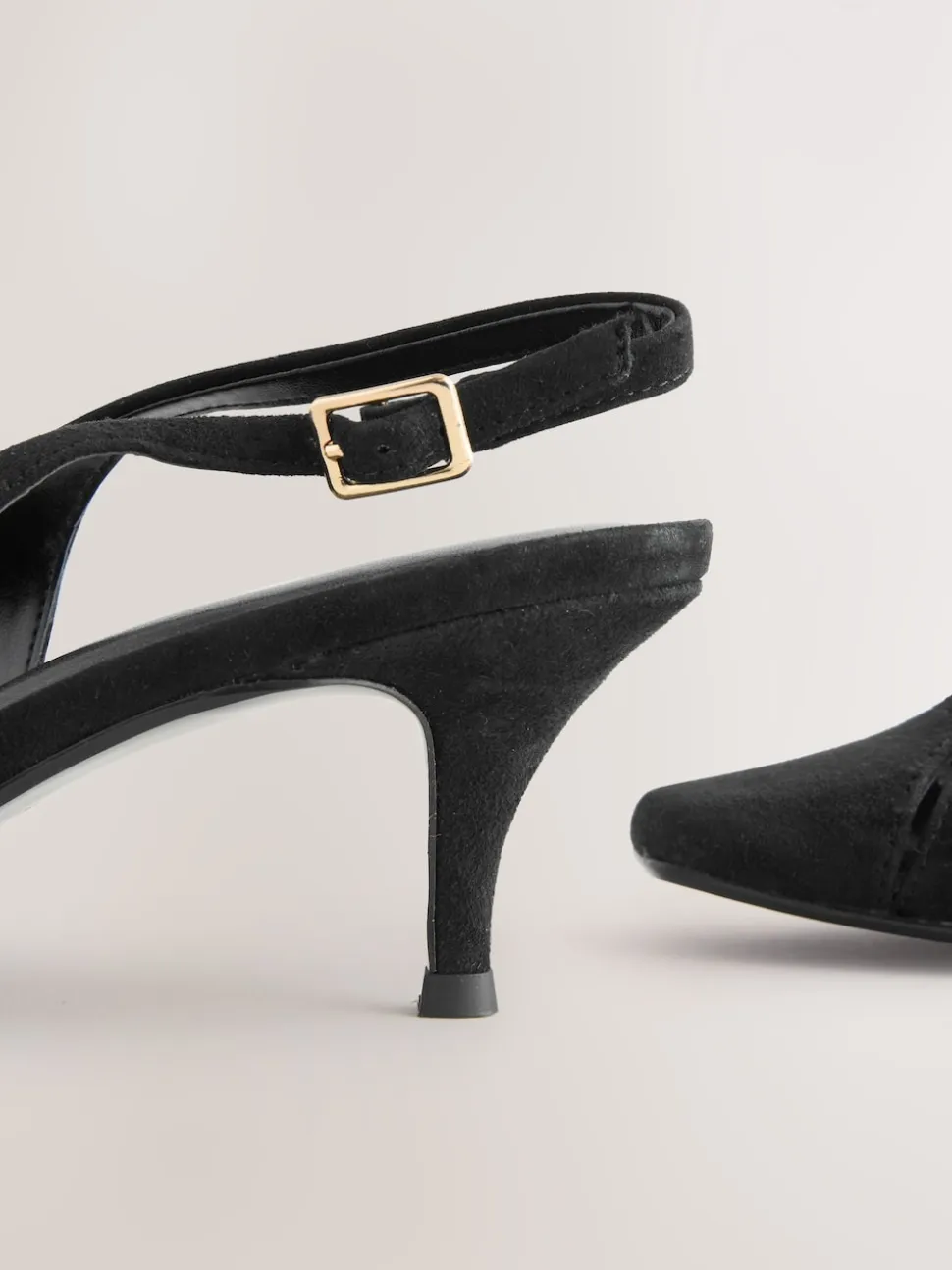 Zwart suède - Leren slingbackhakken met uitsnijdingen en hardwaredetails