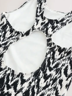 Zwart/crème Ikat - Hoogsluitend vormgevend must-have badpak