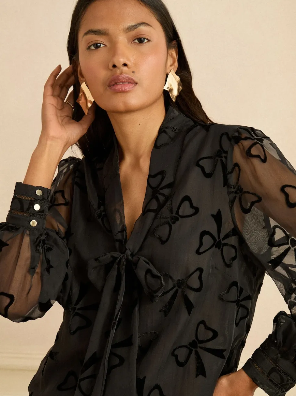 Zwarte Fluwelen Strik - Love & Roses blouse met lange mouwen en striksluiting