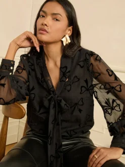 Zwarte Fluwelen Strik - Love & Roses blouse met lange mouwen en striksluiting
