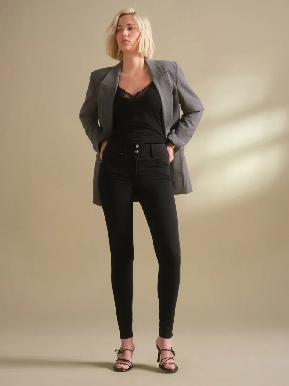 Zwarte wassing - Skinny jeans met verlengings- en afslankeffect
