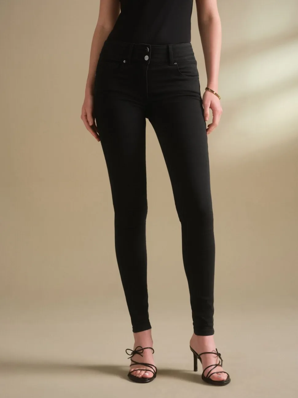 Zwarte wassing - Skinny jeans met verlengings- en afslankeffect