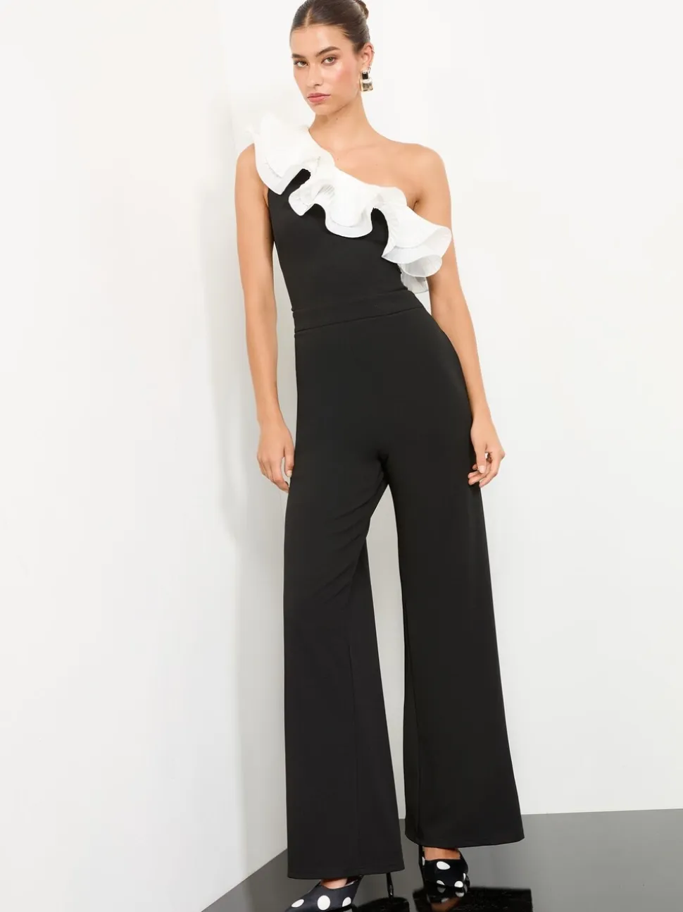 Zwart/wit - Lipsy jumpsuit met ruches en een blote schouder
