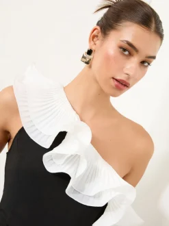 Zwart/wit - Lipsy jumpsuit met ruches en een blote schouder