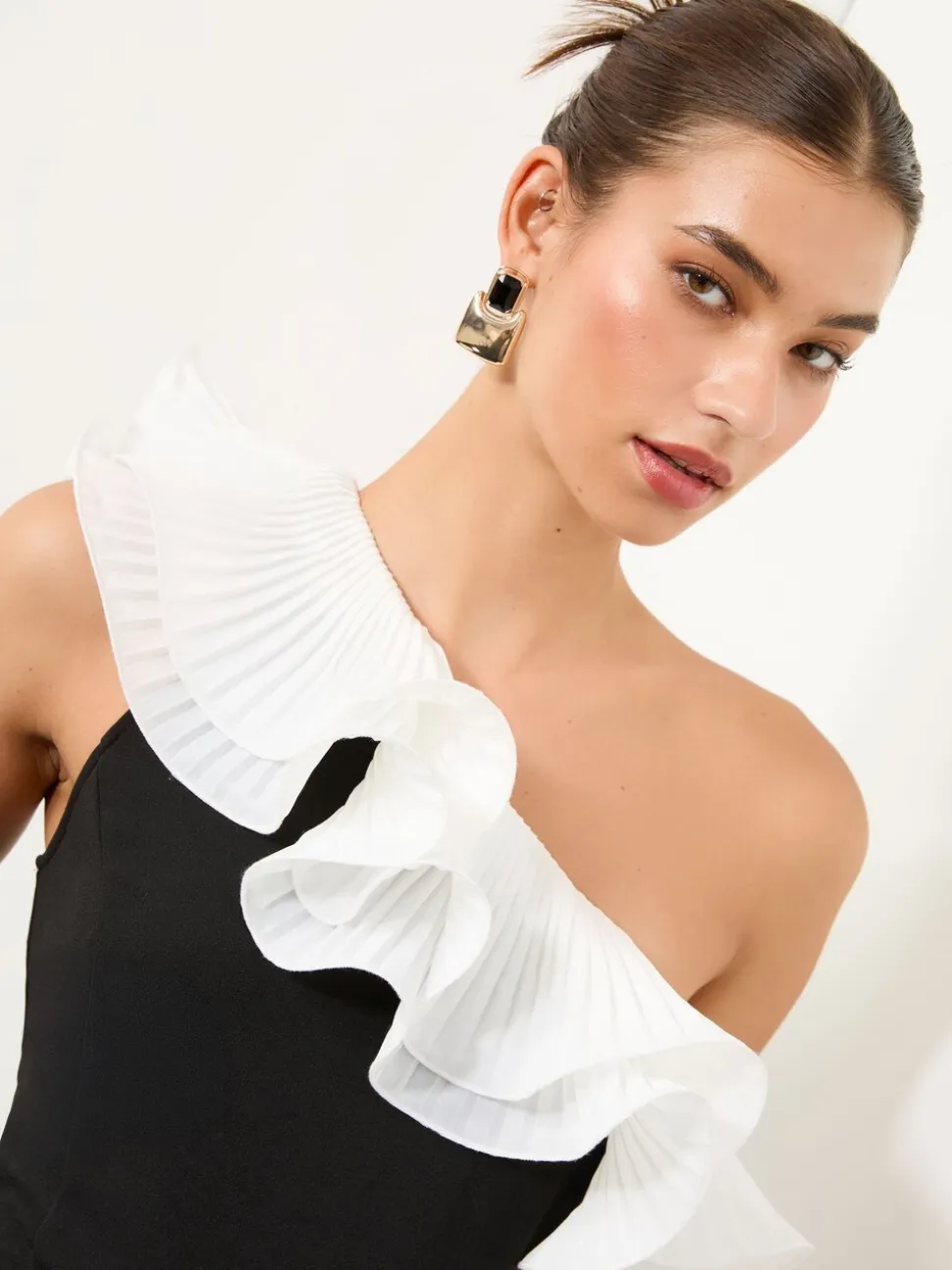 Zwart/wit - Lipsy jumpsuit met ruches en een blote schouder