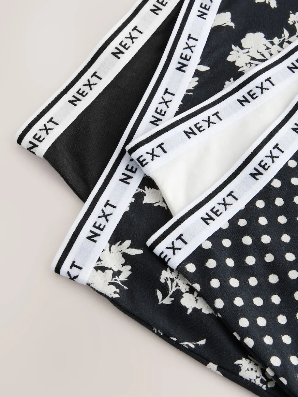 Zwart/wit met bloemenprint - 4 Katoenen slipjes met logotailleband
