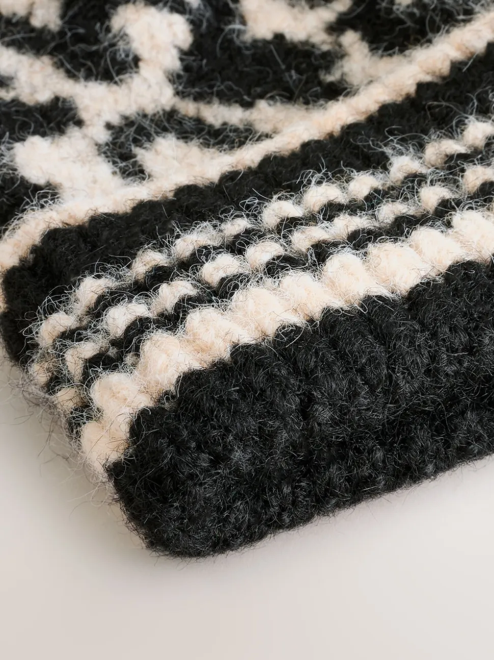 Zwart/wit met dierenprint - Gebreide muts met pompon
