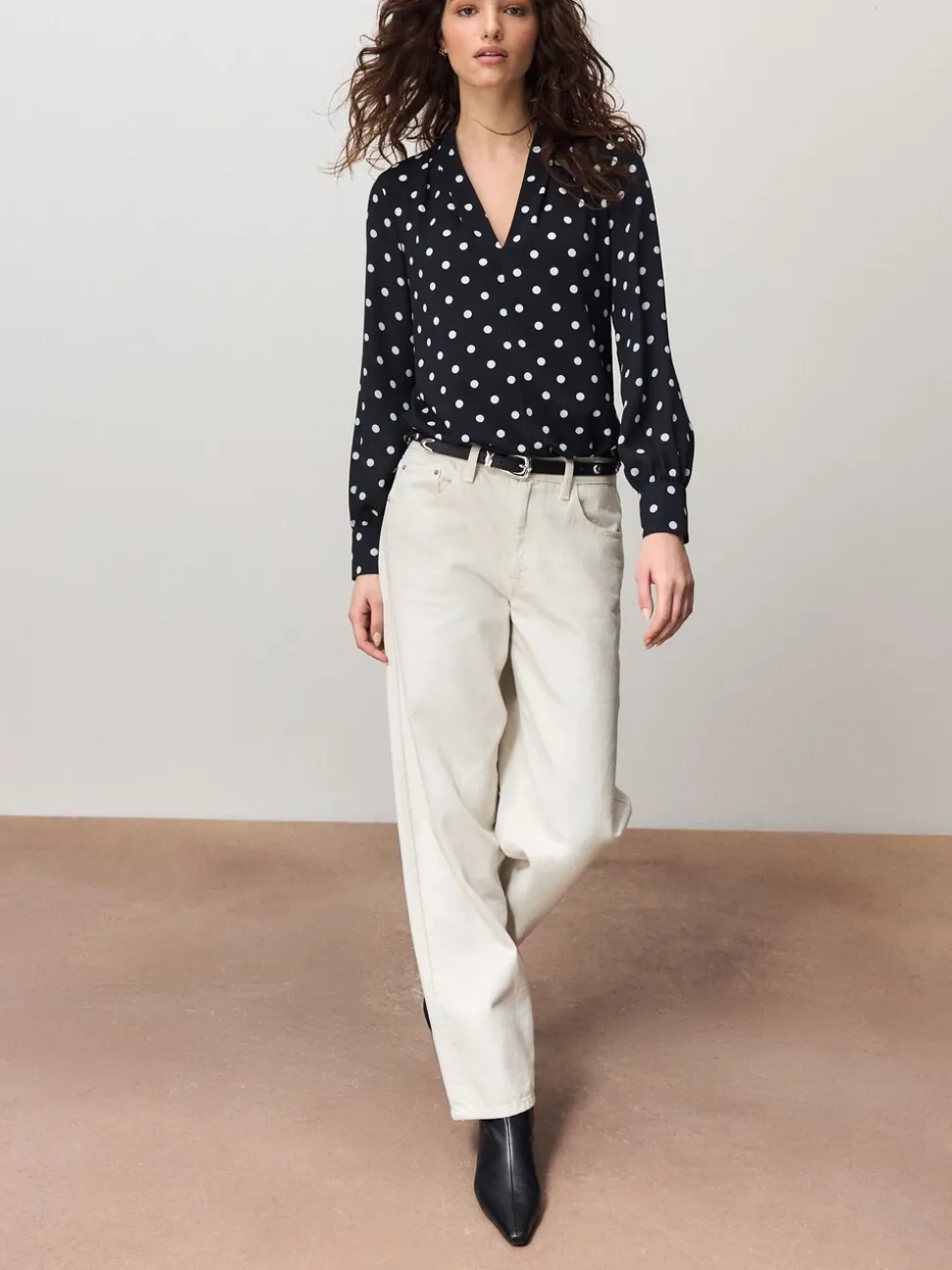 Zwart-wit met stippen - Blouse met V-hals en lange mouwen