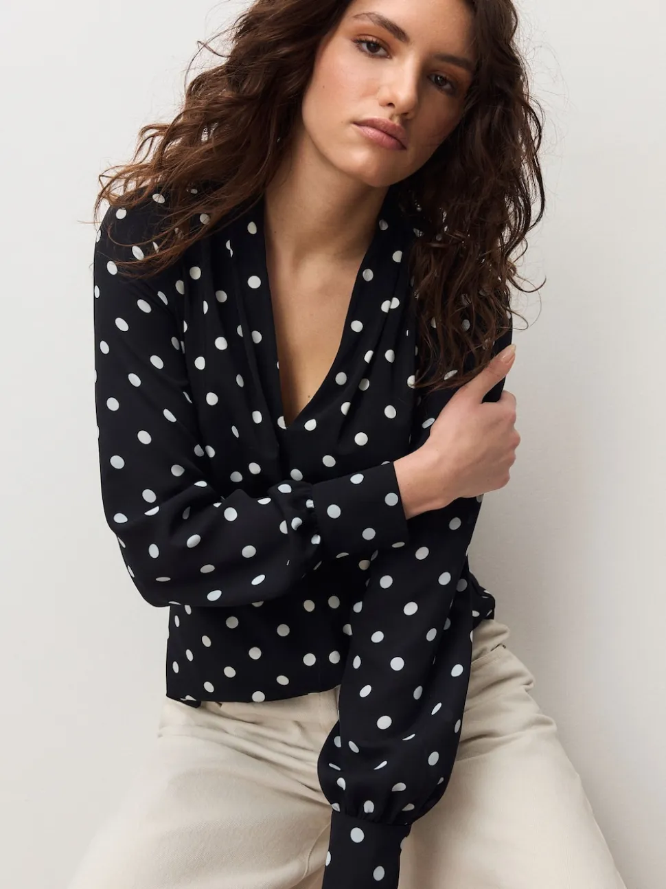 Zwart-wit met stippen - Blouse met V-hals en lange mouwen