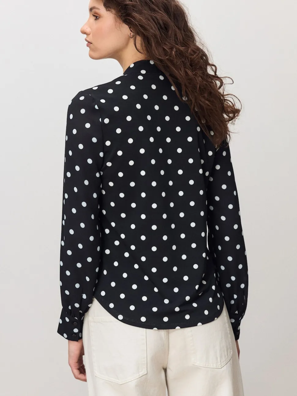 Zwart-wit met stippen - Blouse met V-hals en lange mouwen