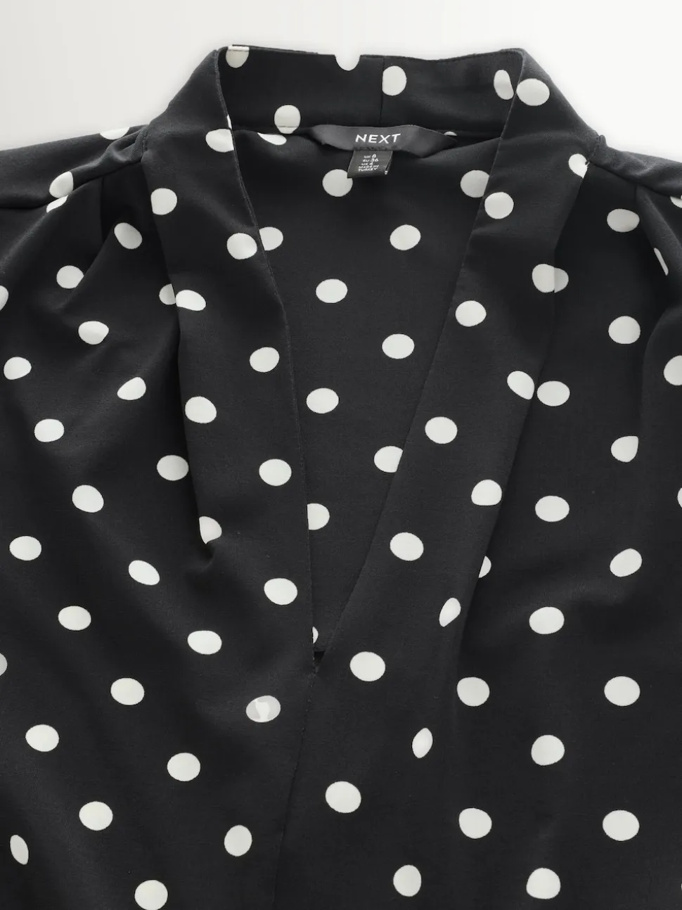 Zwart-wit met stippen - Blouse met V-hals en lange mouwen