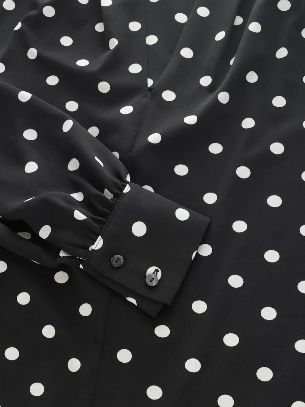 Zwart-wit met stippen - Blouse met V-hals en lange mouwen